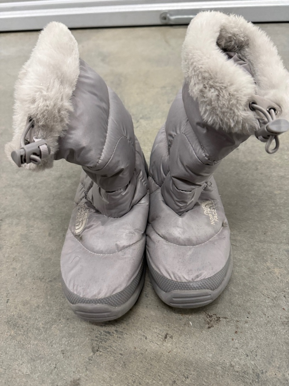 The North Face Women's Light Gray Insulated Winter Boots with Faux-Fur Collar